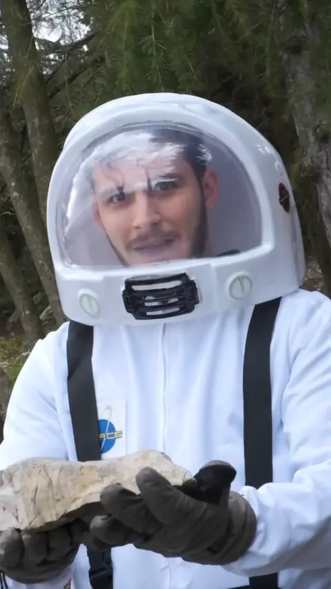 Luca in costume da astronauta