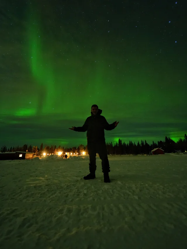Luca sotto un’aurora boreale verde