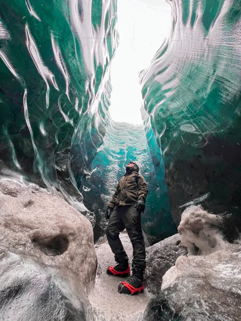 Luca all’interno di una grotta di ghiaccio