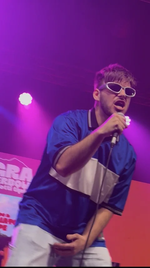 Luca durante una performance live