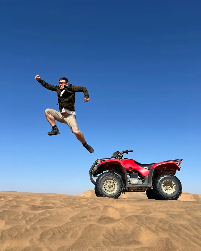 Luca salta sopra un quad nel deserto