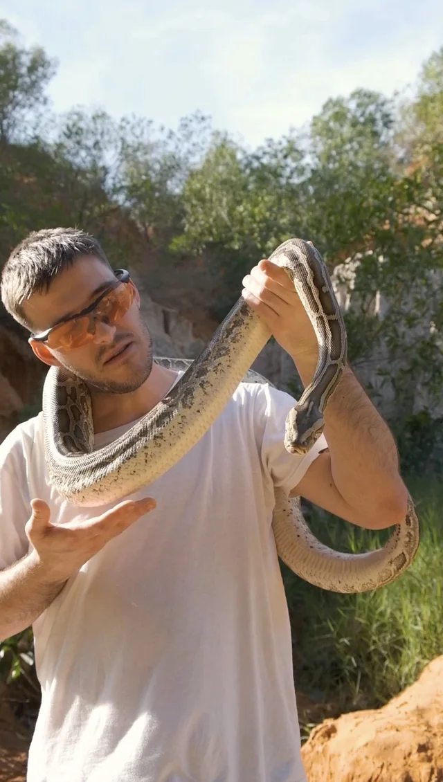 Luca tiene un serpente durante un’esperienza all’aperto